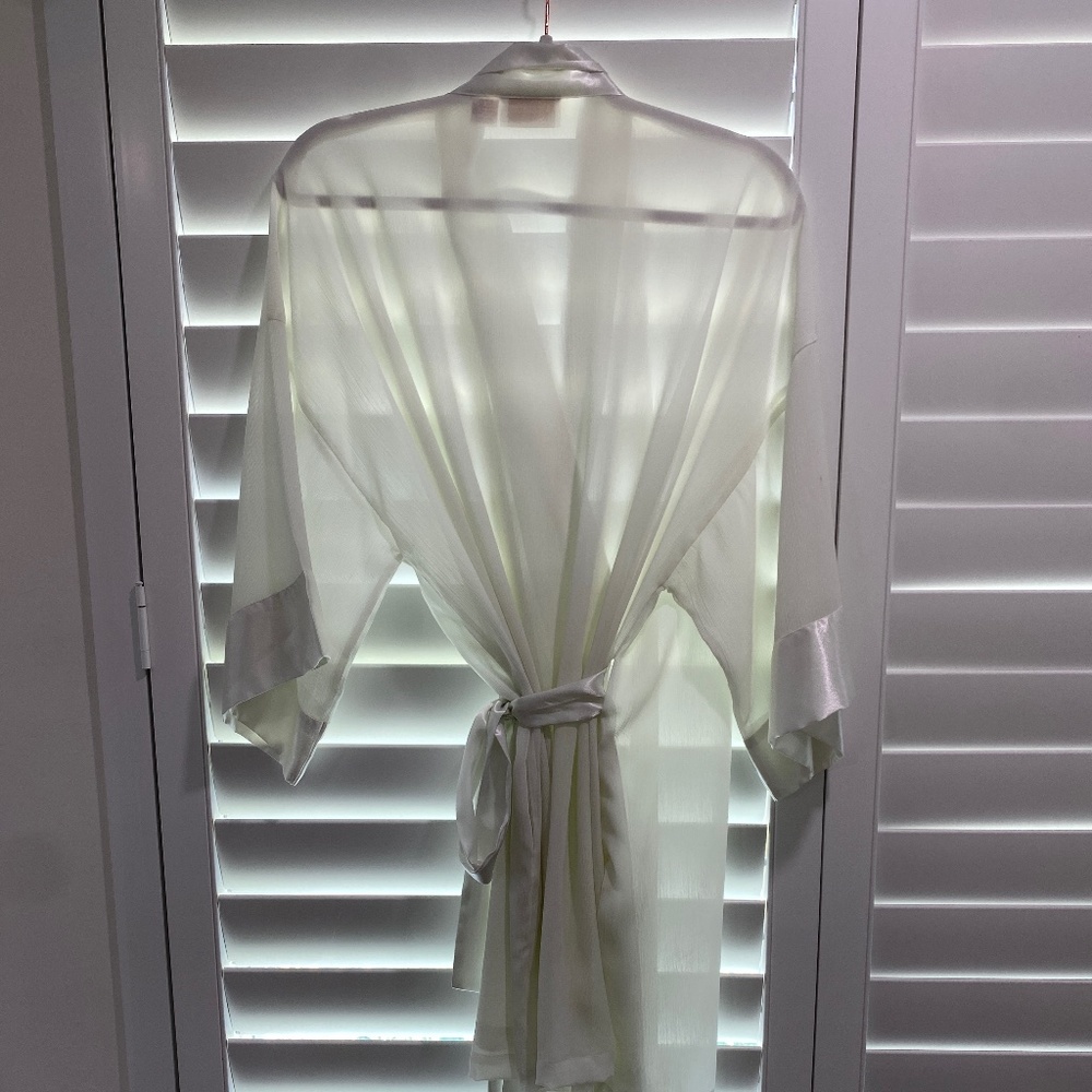 VINTAGE GOLD LABEL VICTORIAS SECRET sheer cream robe
